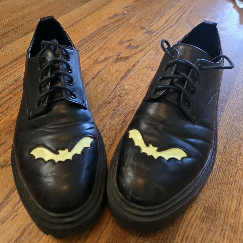Hot Topic Glow in the dark Bat loafers, Women's size 10